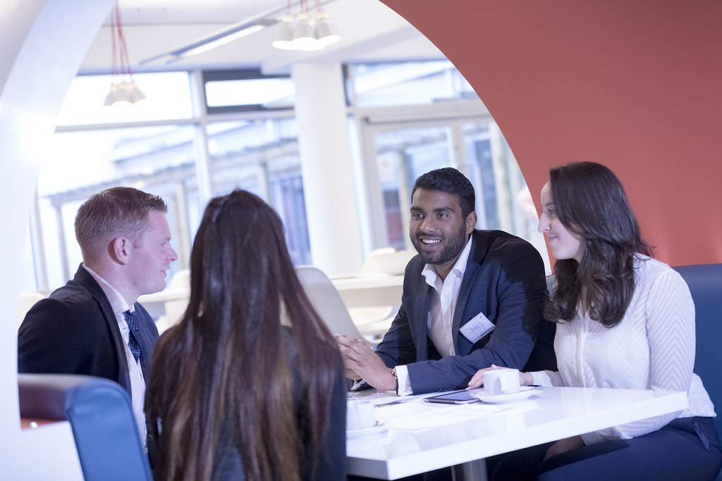 Menghadapi Tantangan Regulasi dalam Manajemen Bisnis Telekomunikasi